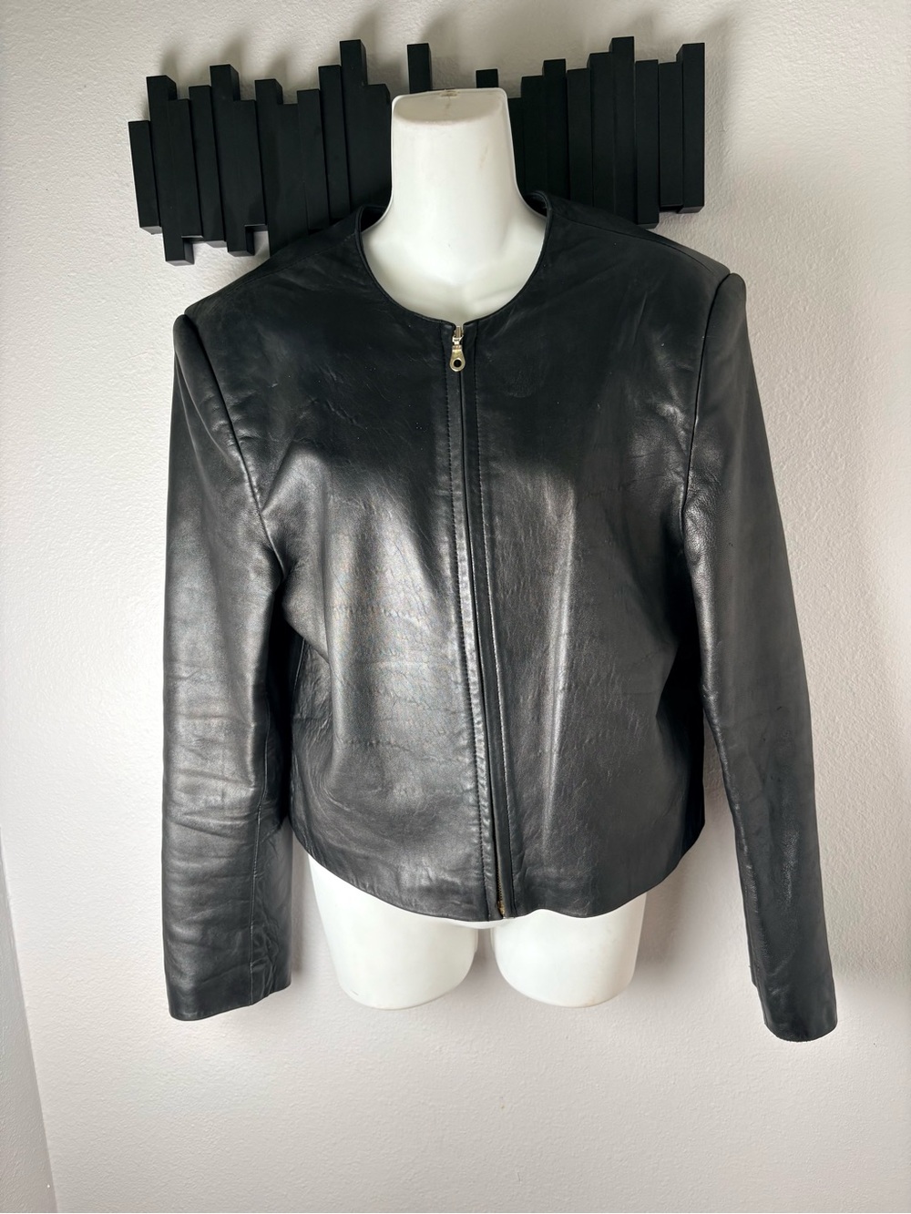 Lord & Taylor Black Collarless Front Zip Leather Jacket Vintage Womens Size 8